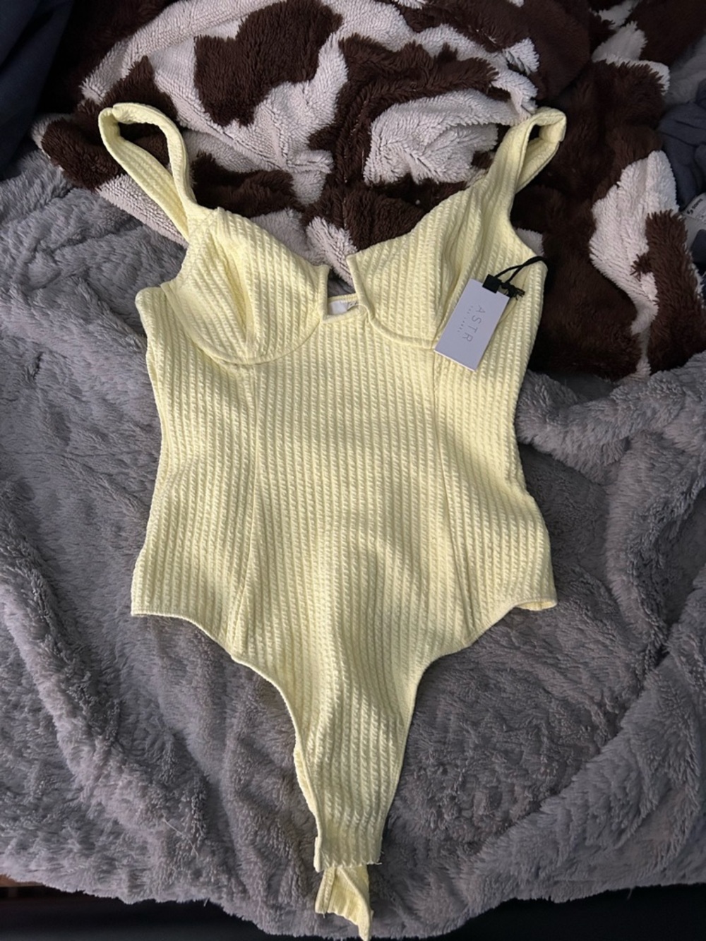 Astr the label nwt aria bodysuit med tart yellow